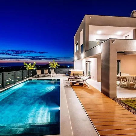 Luxurious In *